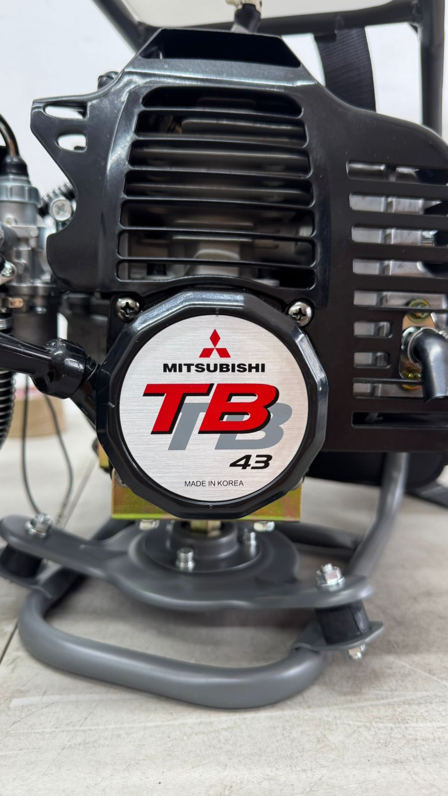 GUADAÑA MITSUBISHI TB43 DE ESPALDA
